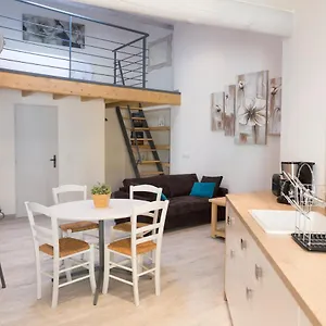 Grand Studio à La Nuitée Appartement LʼIsle-sur-la-Sorgue